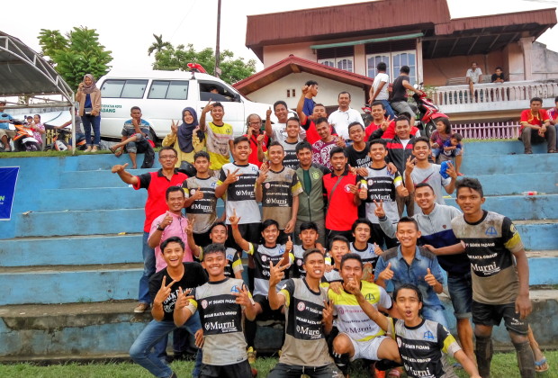 Tim Payakumbuh Barat foto bersama usai menang dalam drama adu penalti lawan Lubukbasung dengan skor 3-2 (5-4).