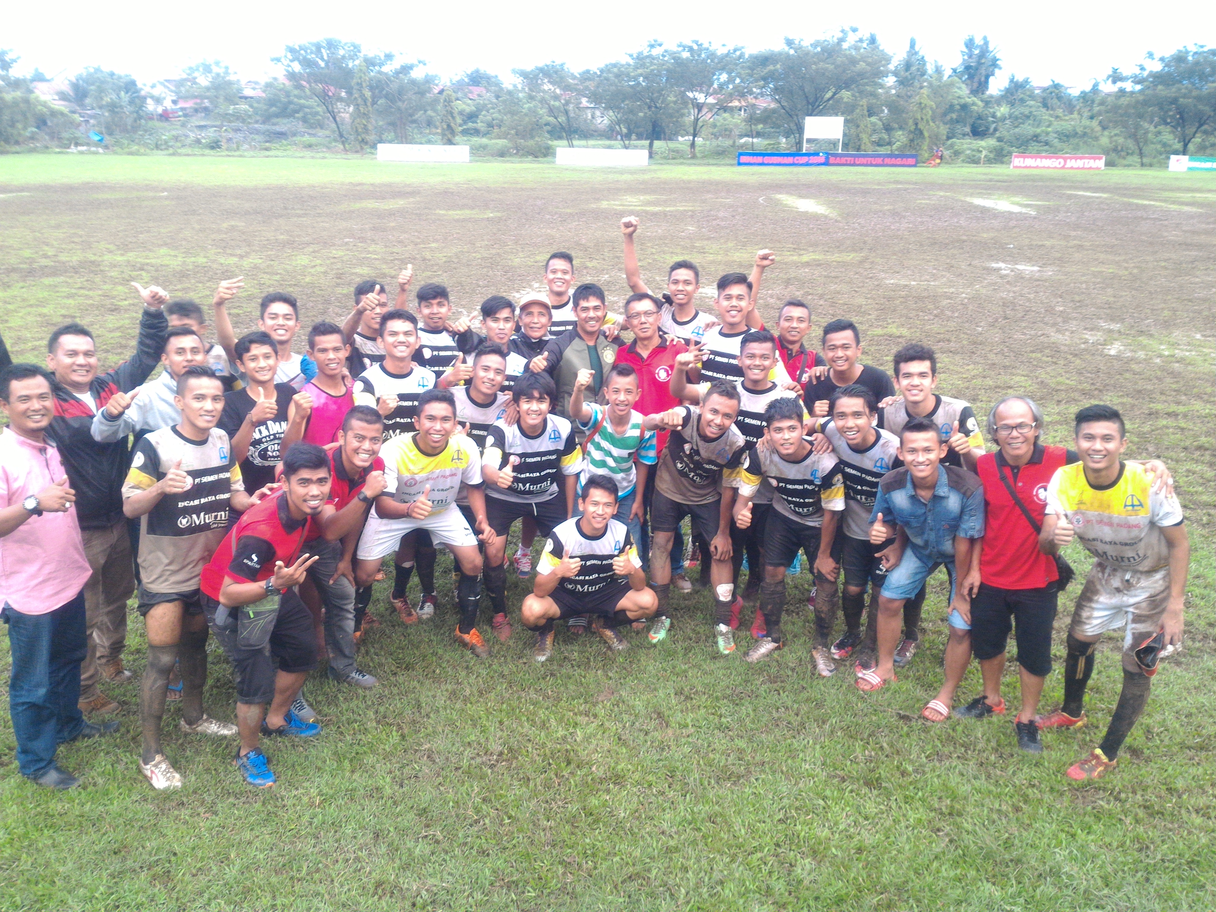 Tim Payakumbuh Barat foto bersama usai menang dalam drama adu penalti lawan Lubukbasung dengan skor 3-2 (5-4).