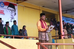 Bupati Irfendi Arbi saat menjadi pembina upacara Hari Pendidikan Nasional di GOR Singa Harau