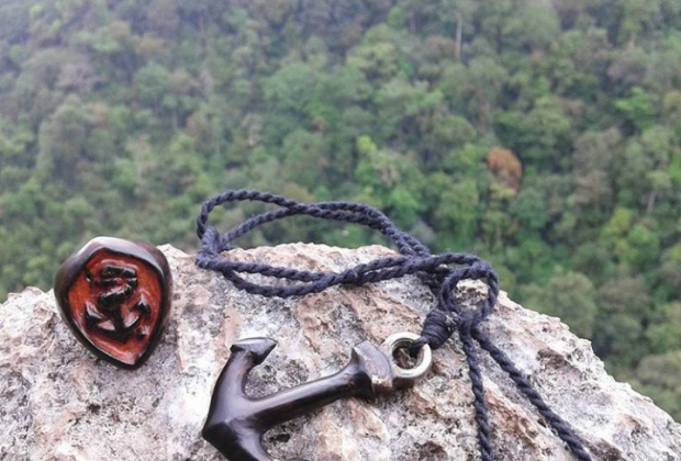 Kalung dan Cincin Jangkar sebagai salah satu produk unggulan dari Turiah yang merupakan logo dari kerajinan kayu ini.