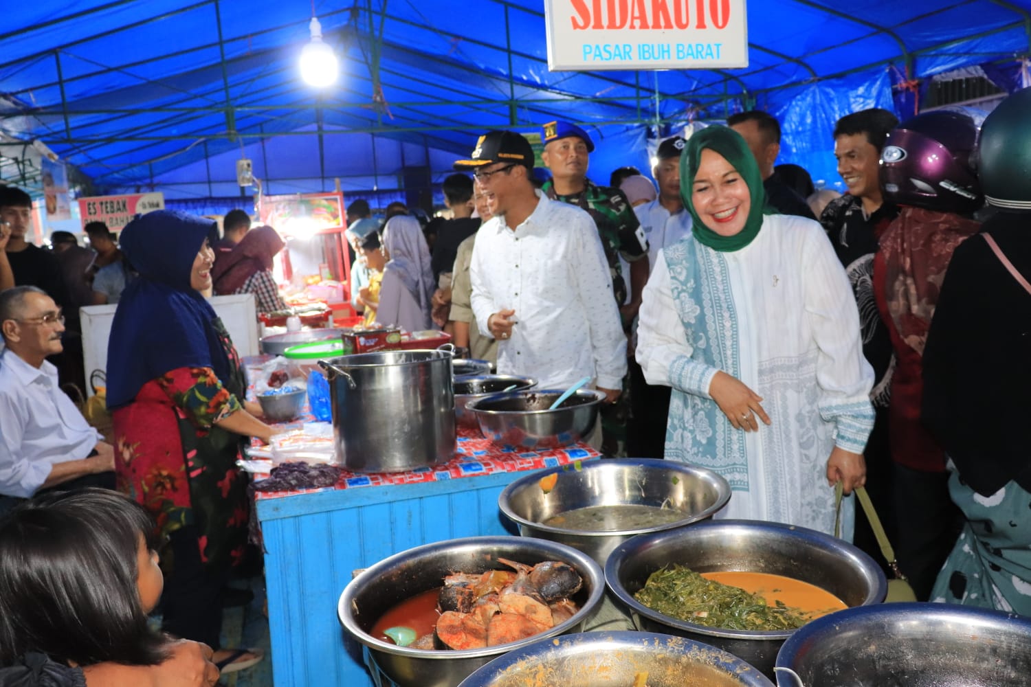 Pj. Wali Kota Payakumbuh bersama istri dan sejumlah OPD lakukan kunjungan ke Pasa Pabukoan Payakumbuh yang telah vakum 3 tahun akibat pandemi