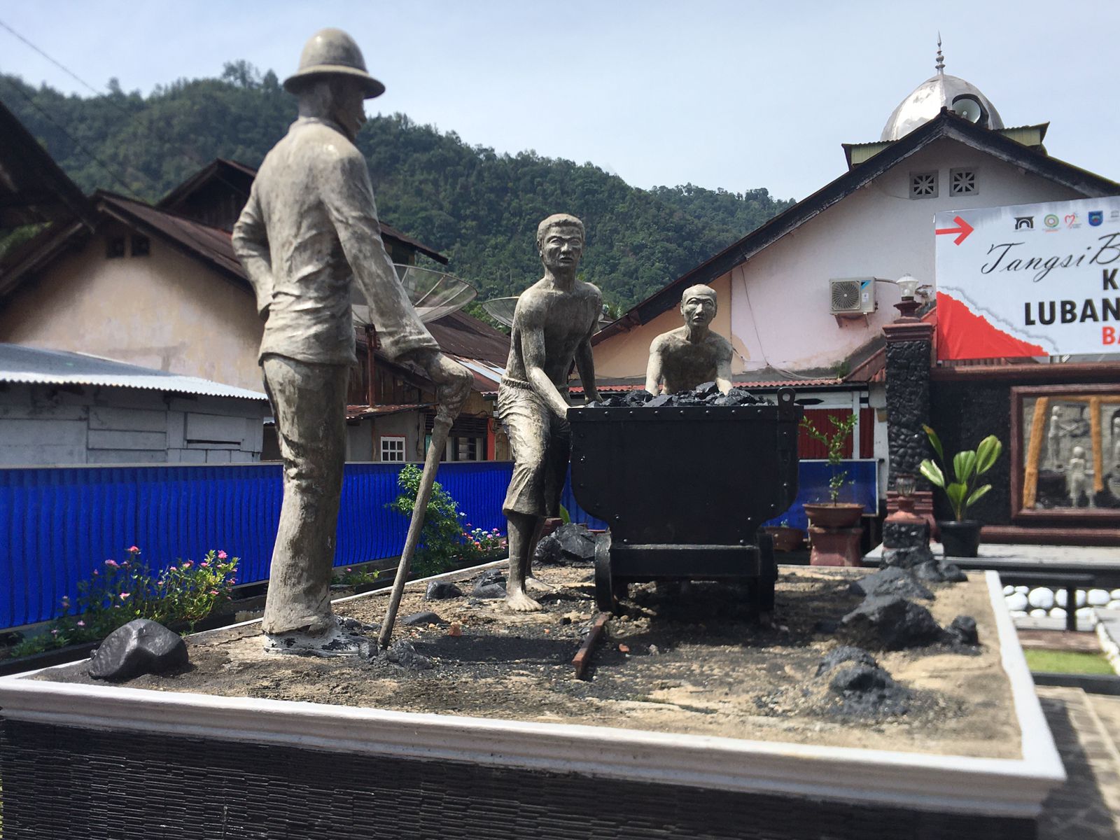 Monumen di Tambang Bautabara Mbah Suro